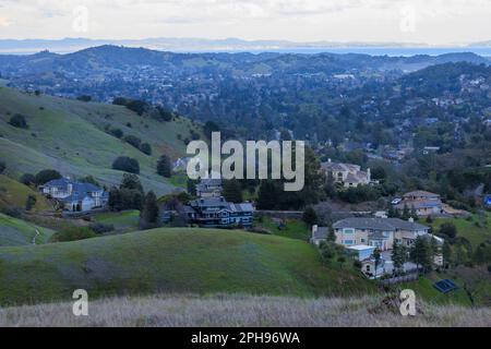 Große Luxushäuser in den grünen Hügeln von Marin County, Kalifornien Stockfoto