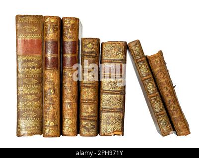 Eine Reihe antiker Bücher mit Ledereinband und goldenen Ornamenten auf isoliertem weißem Hintergrund Stockfoto