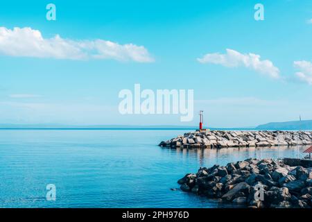 Pier im Meer vor einem klaren blauen Himmel. Stockfoto