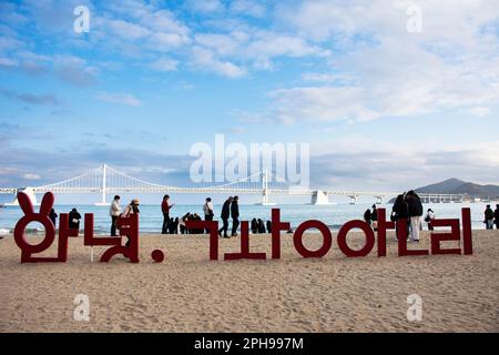 Blick auf die Landschaft und das Meer für koreaner und ausländische Reisende besuchen und entspannen Sie sich im Gwangalli und Gwangan Sand Beach Park in Suyeong g. Stockfoto