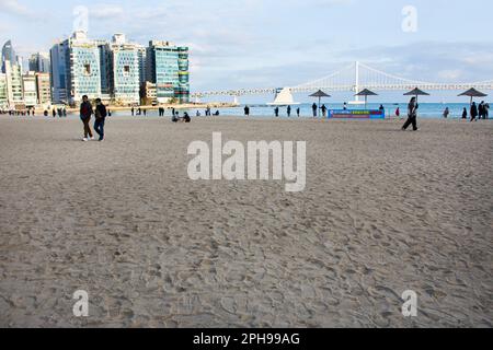 Blick auf die Landschaft und das Meer für koreaner und ausländische Reisende besuchen und entspannen Sie sich im Gwangalli und Gwangan Sand Beach Park in Suyeong g. Stockfoto