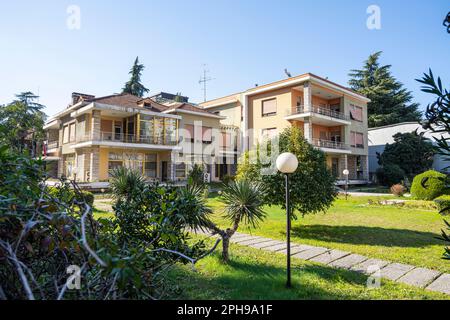 Tirana, Albanien. März 2023. Außenansicht der Villa des ehemaligen kommunistischen Diktators Enver Hoxha im Stadtzentrum Stockfoto