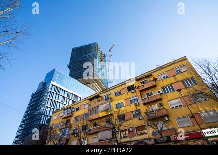 Tirana, Albanien. März 2023. Die alten und modernen Gebäude befinden sich im Stadtzentrum Stockfoto