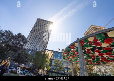 Tirana, Albanien. März 2023. Blick auf Wolkenkratzer im Stadtzentrum Stockfoto