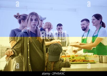 Doppelte Exposition von Flüchtlingen, die Nahrung von Freiwilligen und ukrainische Flagge erhalten. Hilfe während des Krieges Stockfoto