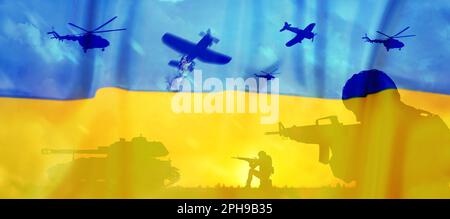 Silhouetten von Soldaten und ukrainischer Nationalflagge, doppelte Exposition. Bannerdesign Stockfoto