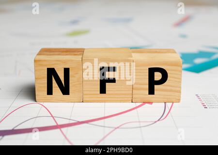 Würfel mit der Abkürzung NFP im grafischen Diagramm Stockfoto