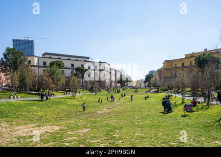 Tirana, Albanien. März 2023. Kinder spielen an einem sonnigen Tag im Europapark im Stadtzentrum Stockfoto