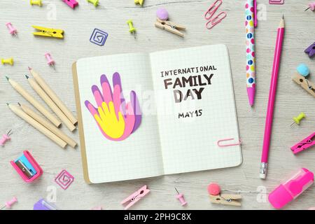 Alles Gute Zum Familientag. Flache Liegezusammensetzung mit Notizbuch und Schreibwaren auf Holztisch Stockfoto