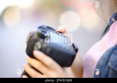 Nahaufnahme eines Fotografen, der die Kamera auf der Straße aufstellt Stockfoto