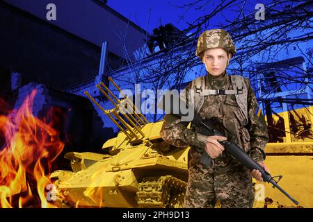 Beenden Sie den Krieg in der Ukraine. Weibliche Verteidigerin und Militärpanzer in der Nähe eines zerstörten Gebäudes im Freien, getönt in Farben der ukrainischen Flagge Stockfoto