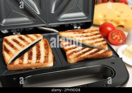 Moderner Sandwichautomat mit Brotscheiben, Nahaufnahme Stockfoto