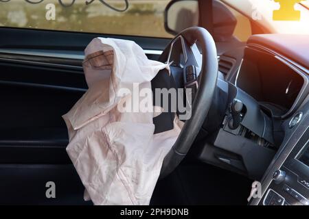 Ausgelöster Airbag am Lenkrad des Fahrzeugs. Stockfoto