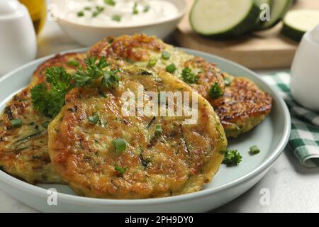 Leckere Zucchini-Pommes, serviert auf dem Tisch, Nahaufnahme Stockfoto