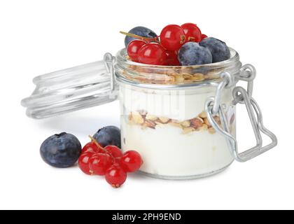 Köstlicher Joghurtparfait mit frischen Beeren auf weißem Hintergrund Stockfoto