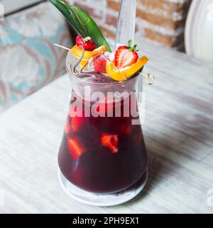 Sangria ist ein zubereitetes alkoholisches Getränk aus Spanien und Portugal. Obwohl es viele Rezepte gibt, besteht er in der Regel aus Wein, Stücke o Stockfoto