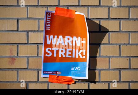 27. März 2023, Sachsen-Anhalt, Halle (Saale): "Heute: Warnstreik!" Ist auf einem Poster am Hauptbahnhof in Halle/Saale vermerkt. Mit einem großangelegten landesweiten Warnstreik lähmten die Gewerkschaften EVG und Verdi am Montag große Teile des öffentlichen Nahverkehrs. Foto: Hendrik Schmidt/dpa Stockfoto