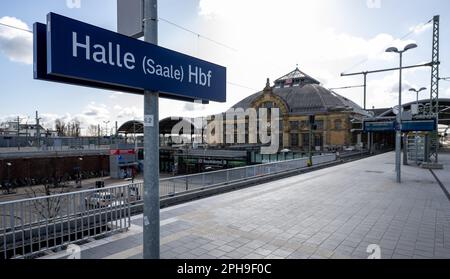 27. März 2023, Sachsen-Anhalt, Halle (Saale): Ein Bahnsteig am Hauptbahnhof Halle/Saale ist leer. Mit einem großangelegten landesweiten Warnstreik lähmten die Gewerkschaften EVG und Verdi am Montag große Teile des öffentlichen Nahverkehrs. Foto: Hendrik Schmidt/dpa Stockfoto