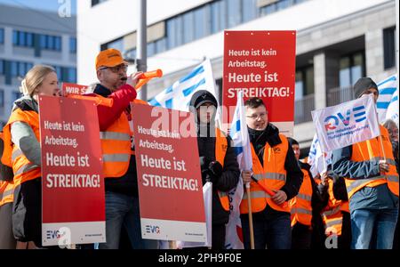 27. März 2023, Sachsen-Anhalt, Halle (Saale): Mitglieder der Eisenbahn- und Verkehrsunion (EVG) nehmen an einer Kundgebung für den Warnstreik in Halle/Saale Teil. Mit einem großangelegten landesweiten Warnstreik lähmten die Gewerkschaften EVG und Verdi am Montag große Teile des öffentlichen Nahverkehrs. Foto: Hendrik Schmidt/dpa Stockfoto