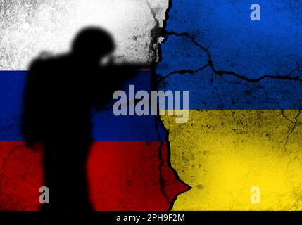 Silhouette eines Soldaten mit Rissen zwischen ukrainischer und russischer Flagge im Hintergrund, Platz für Text. Militärdienst während des Krieges Stockfoto