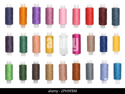 Set mit mehrfarbigen Spulen auf weißem Hintergrund Stockfoto