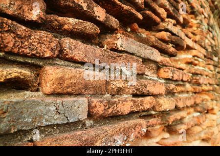 Historische Außenwand des Wat Phra Si Sanphet Tempels, ein berühmtes UNESCO-Weltkulturerbe in Ayutthaya, Thailand Stockfoto