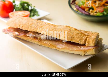 Köstliches Sandwich mit Speck Stockfoto