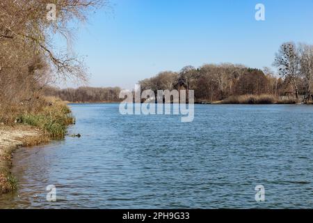 Dies ist ein Blick auf den Fluss Seversky Donets, der im Herbst im östlichen Teil der Ukraine fließt. Stockfoto