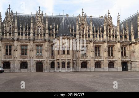 ROUEN, FRANKREICH - 31. AUGUST 2019: Dies ist ein Bruchteil der Fassade des gotischen Gebäudes des des Justizpalastes vom Hofgelände. Stockfoto