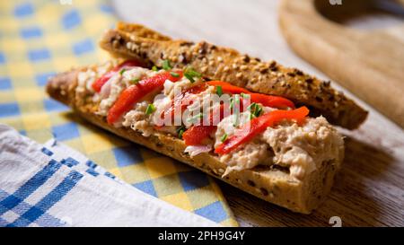 Köstliches Sandwich mit Thunfisch und Gemüse. Stockfoto