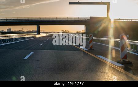 Aufgrund von Protesten der Einwohner wurde die Ausfahrt auf der Autobahn A26 in Buxtehude, Deutschland, im März 2023 geschlossen. Stockfoto