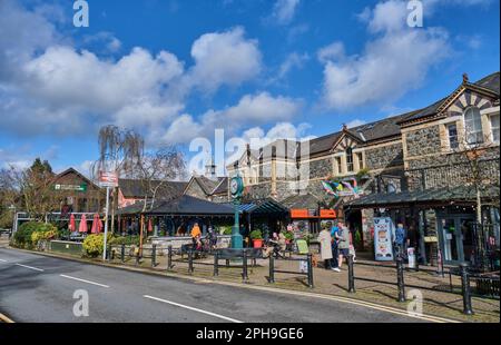 Bahnhof und Geschäfte in Betws-y-Coed, Conwy, Snowdonia, Wales Stockfoto