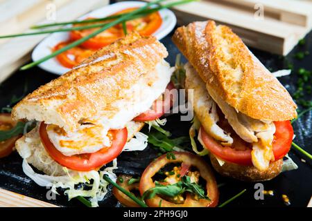 Köstliches Sandwich mit Huhn und Salat. Stockfoto