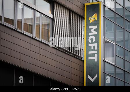 Bild eines Schildes mit dem Logo von McFit auf dem Haupthalle von Dortmund. Die McFIT GmbH ist mit 2 Personen die größte Fitnesscenter-Kette Deutschlands Stockfoto