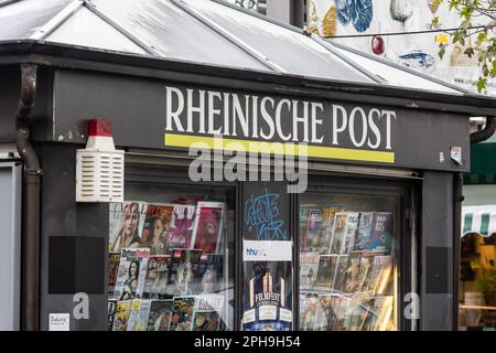 Bild eines Schildes mit dem Logo der Rheinischen Post auf dem Kiosk für Düsseldorf. Die Rheinische Post ist eine große deutsche Tageszeitung Stockfoto