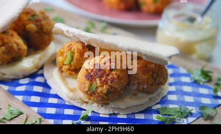 Köstliches Sandwich mit erstklassigen Fleischbällchen in Pita-Brot Stockfoto