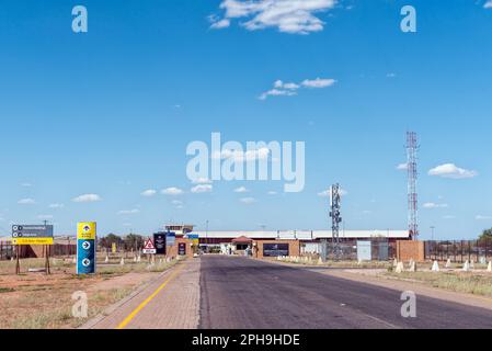 Upington, Südafrika - 24. Februar 2023: Der Eingang zum Upington International Airport. Die Terminalgebäude sind sichtbar Stockfoto