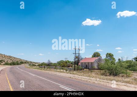 Upington, Südafrika - 24. Februar 2023: Historische Kirche an der Straße N10 in der Nähe von Sultanaoord in der Provinz Nordkap Stockfoto