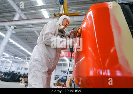 LIANYUNGANG, CHINA - 27. MÄRZ 2023 - Ein Arbeiter poliert einen Bagger vor seiner Auslieferung in einer Werkstatt von You Heavy Industry Co LTD in Lianyungang Roa Stockfoto