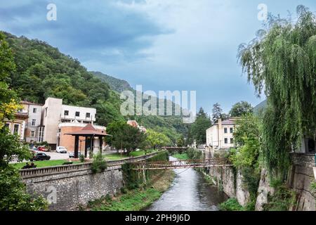 Bild einer typischen ländlichen Straße Rumäniens in Baile Herculane mit dem Fluss cerna. Băile Herculane ist ein Kurort in der rumänischen Banat in Caraș-Severi Stockfoto