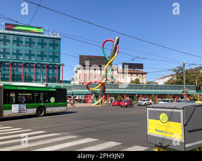 Mailand, Piazzale Cadorna mit Verkehr, Bussen und Autos. Cadorna Bahnhofsplatz, Ferrovie Nord. Vor einiger Zeit, Filo e Nodo Skulptur Stockfoto