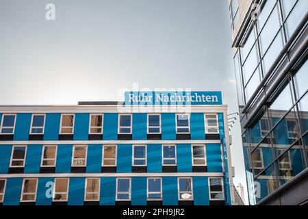 Bild eines Schildes mit dem Logo von Ruhr Nachrichten auf dem Hauptsitz von Dortmund. Ruhr Nachrichten ist eine Tageszeitung, die Stockfoto