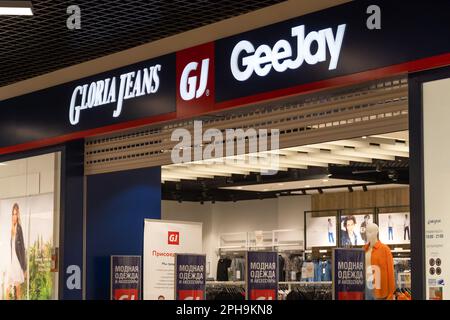 Mogilev, Belarus - Februar 21 2023: Gloria Jeans Logo im Geschäft im Einkaufszentrum Stockfoto