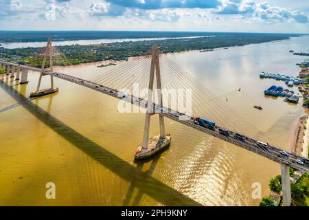 Rach Mieu Brücke, Tien Giang, Vietnam, Luftaufnahme. Die Rach-Mieu-Brücke verbindet die Provinzen Tien Giang und Ben Tre im Mekong-Delta, Vietnam. Stockfoto