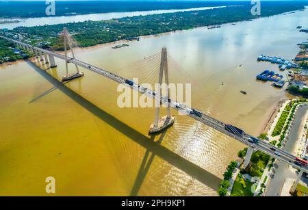 Rach Mieu Brücke, Tien Giang, Vietnam, Luftaufnahme. Die Rach-Mieu-Brücke verbindet die Provinzen Tien Giang und Ben Tre im Mekong-Delta, Vietnam. Stockfoto