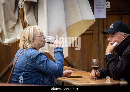 Bild eines Paares, ältester Senioren, das zusammen Gläser Rotwein in den Straßen von Szeged, Ungarn trinkt. Stockfoto