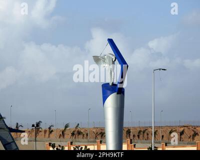 Kairo, Ägypten, März 25 2023: Internationales Kairo-Flughafenschild, der wichtigste internationale Flughafen von Kairo und der größte und geschäftigste Flughafen in EGY Stockfoto