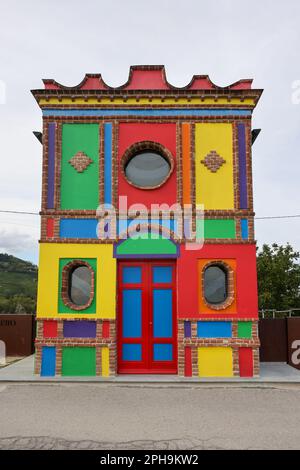 La Morra, Piemont, Italien - 8. September 2022: Die Kapelle der Madonna delle Grazie. Am häufigsten Cappella del Barolo oder Cappella delle Brunate in der Nähe von La Stockfoto