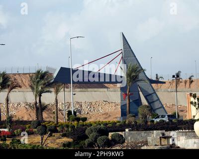 Kairo, Ägypten, März 25 2023: Internationales Kairo-Flughafenschild, der wichtigste internationale Flughafen von Kairo und der größte und geschäftigste Flughafen in EGY Stockfoto