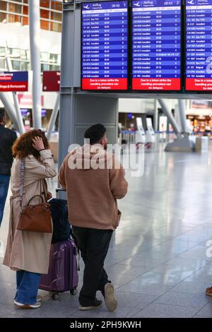 Düsseldorf, Deutschland. 27. März 2023. Landesweite Streikaktion betrifft Deutschland am 27.03.23. Öffentliche Verkehrsmittel, nationale und regionale Bahndienste und Flughäfen sind heute noch immer außer Betrieb, da die Gewerkschaften Verdi und EVG weiterhin für eine Lohnerhöhung von 10,5 % im öffentlichen Sektor eintreten. Kredit: Ant Palmer/Alamy Live News Stockfoto